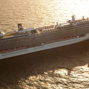 Kryssningsfartyget Celebrity Equinox ute till havs i solnedgång.