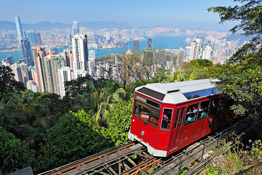 Tåg med fantastisk utsikt över Hongkong, Kina.