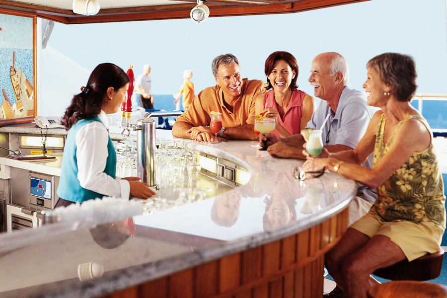 Gäster kring en av barerna ombord på Princess Cruises fartyg.