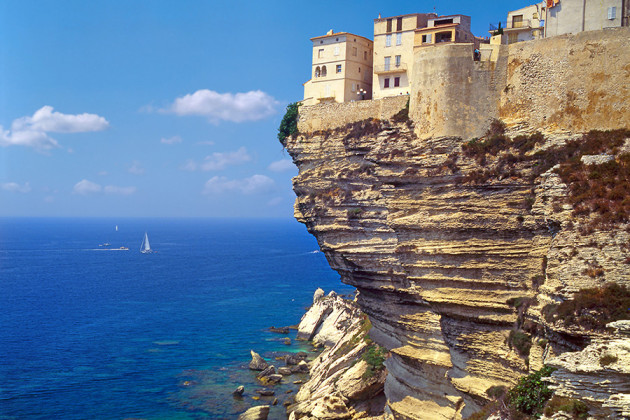 Hus ute på klippkanten i Bonifacio på Korsika i Frankrike.