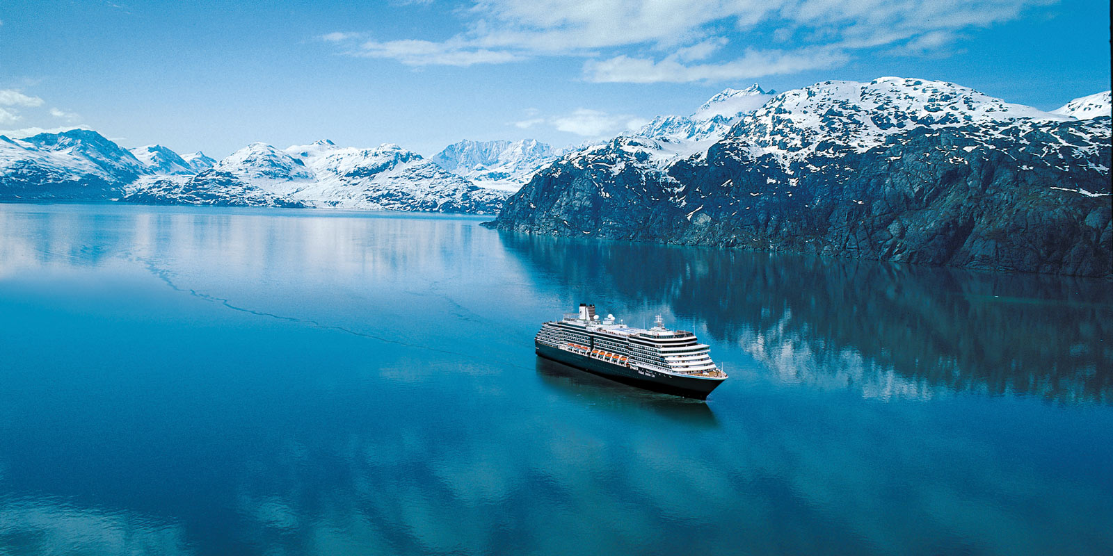 Holland America Lines fartyg Eurodam bland de snöiga bergen i Glacier Bay, Alaska.