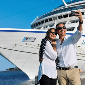 Förväntansfulla gäster framför Oceania Cruises fartyg Insignia.