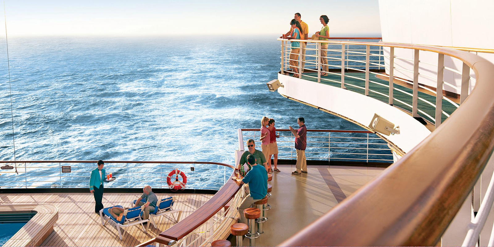 Människor som mår gott ute på däck ombord på ett av Princess Cruises fartyg.