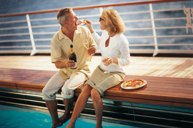Par äter pizza och dricker champagne vid poolkanten ombord på Princess Cruises fartyg.