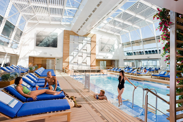 Solarium poolområde ombord på Celebrity Cruises fartyg Solstice.