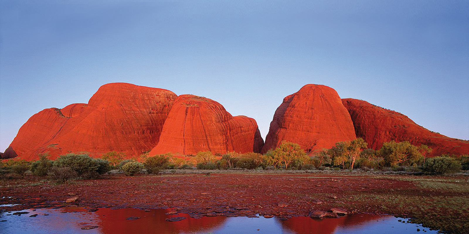 De kupolformade klippformationerna Kata Tjuta i Australien.