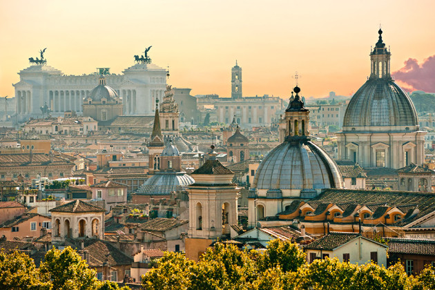 Vy över de vackra takåsarna i Rom, Italien.