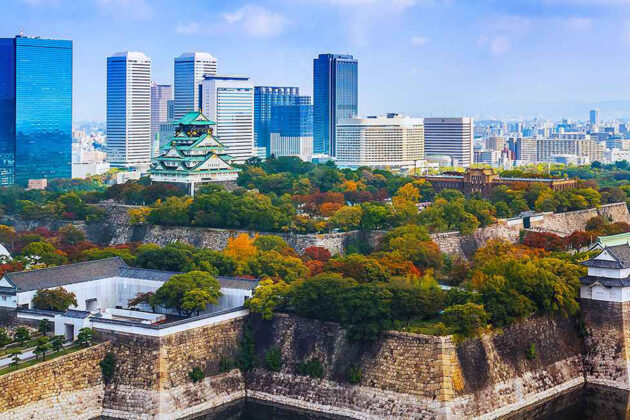Vy över Osaka i Japan, när träden börjar få höstfärger.