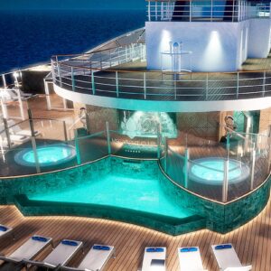 Det exklusiva poolområdet Yacht Club ombord på MSC Cruises kryssningsfartyg.