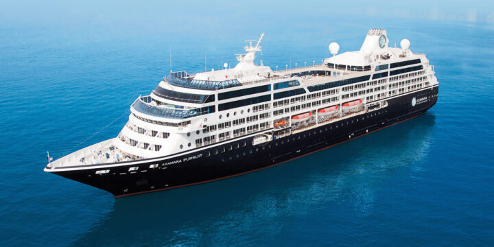 Kryssningsfartyget Azamara Pursuit ute till havs.