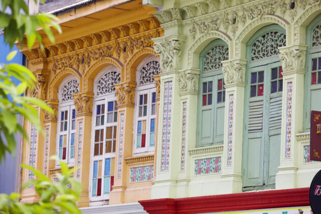 Traditionella hus med vackra fönster i Singapore.