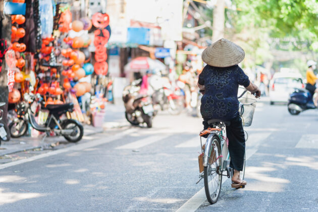 Myllrande gatuliv i Hanoi, Vietnam.