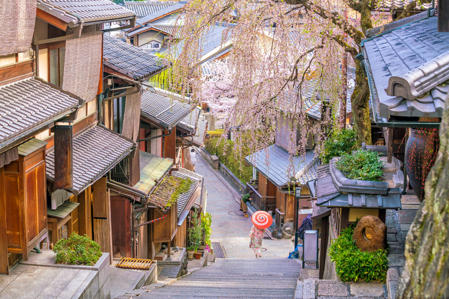 Gamla stan i Kyoto, Japan, under Sakurasäsongen (körsbärsblomningen).