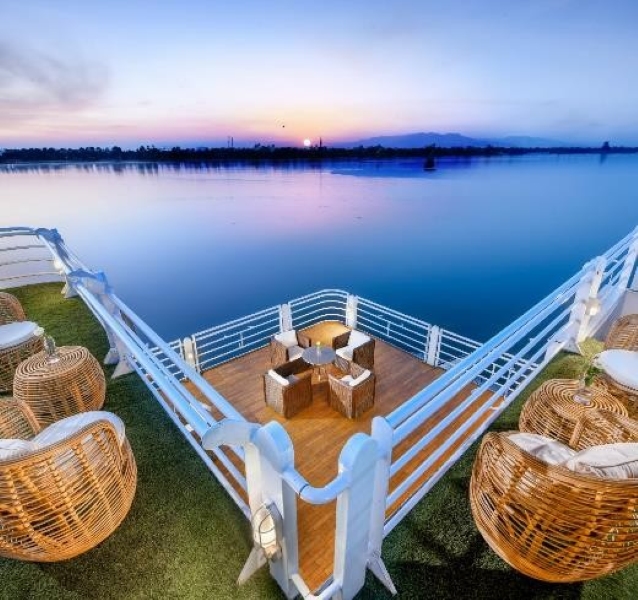 Utsikt från däck på Mövenpick ms Sunray i solnedgången