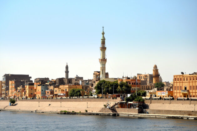 Staden Esna vid Nilens strand i Egypten.
