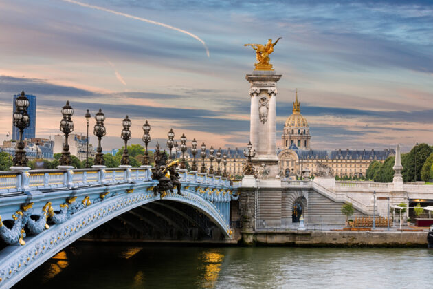 Den vackra Alexandre III-bron i Paris, Frankrike.