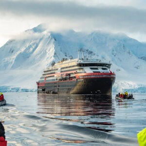 Hurtigrutens fartyg MS Fridtjof Nansen i Antarktis.