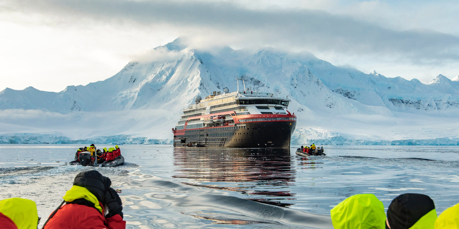 Hurtigrutens fartyg MS Fridtjof Nansen i Antarktis.