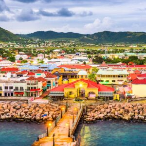 Vy från havet över staden Basseterre på St. Kitts.