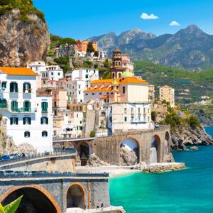 Vackra staden Amalfi, längs den spektakulära Amalfikusten i Italien.