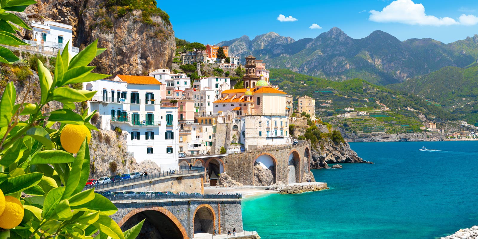 Vackra staden Amalfi, längs den spektakulära Amalfikusten i Italien.