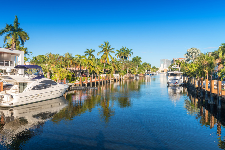 Vacker kanal i Fort Lauderdale i Florida, USA.