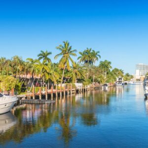 Vacker kanal med förtöjda båtar i Fort Lauderdale, Florida.