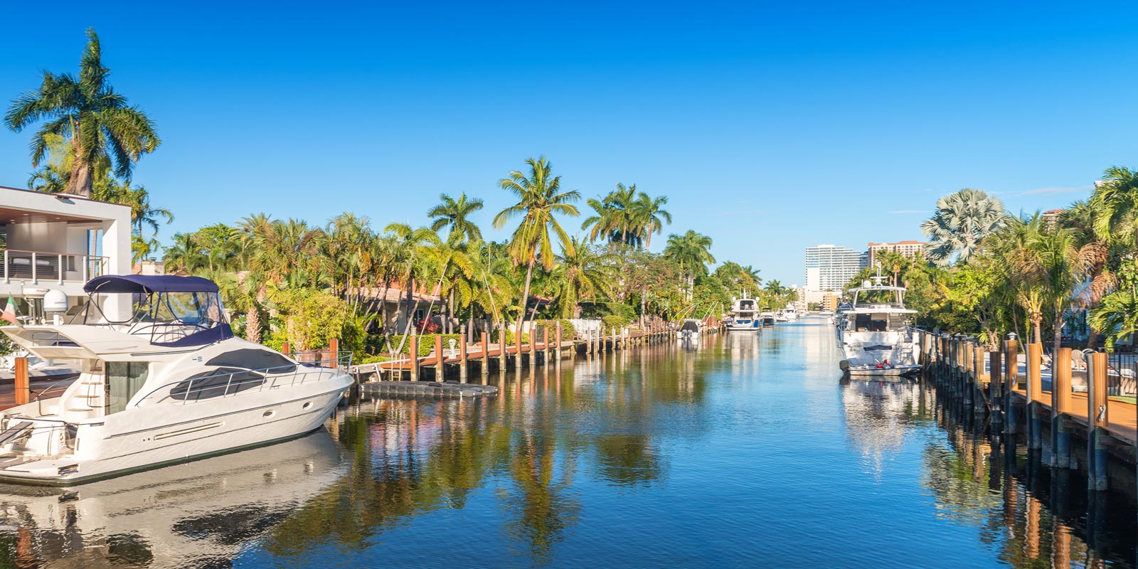 Vacker kanal med förtöjda båtar i Fort Lauderdale, Florida.