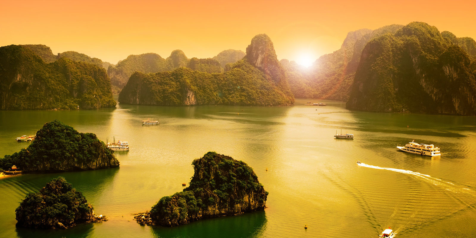 Solnedgång över Halongbukten i Vietnam.