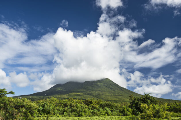 Vulkanen Nevis Peak på ön Nevis.