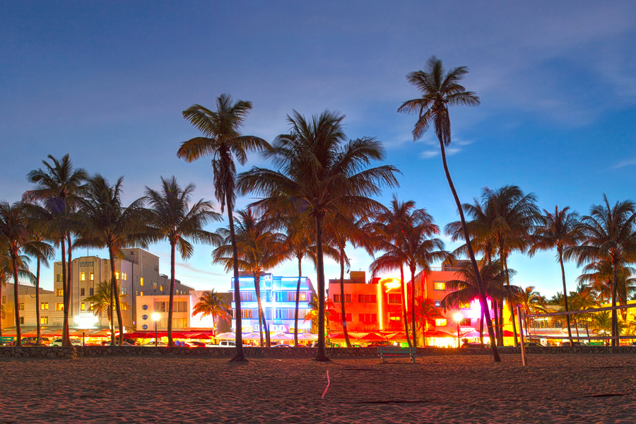 Ocean Drive i Miami, by night.