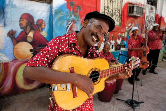 Glad gatumusikant i Santiago på Kuba.