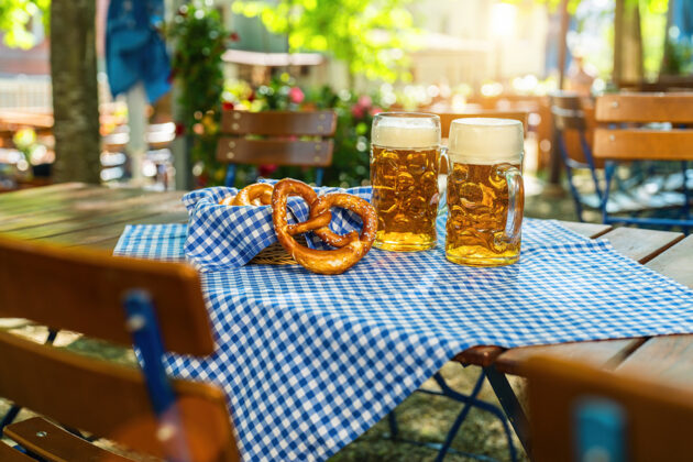 Pretzels och öl, som serveras på oktoberfesten i München, uppdukat på ett bord.