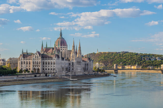 Ungerska parlamentet i Budapest, vid floden Donau.