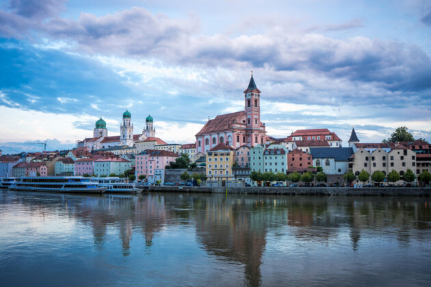 Staden Passau, Tyskland, sedd från floden.
