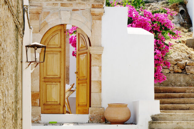 Vacker dörr och blommande bougainvillea på Rhodos, Grekland.