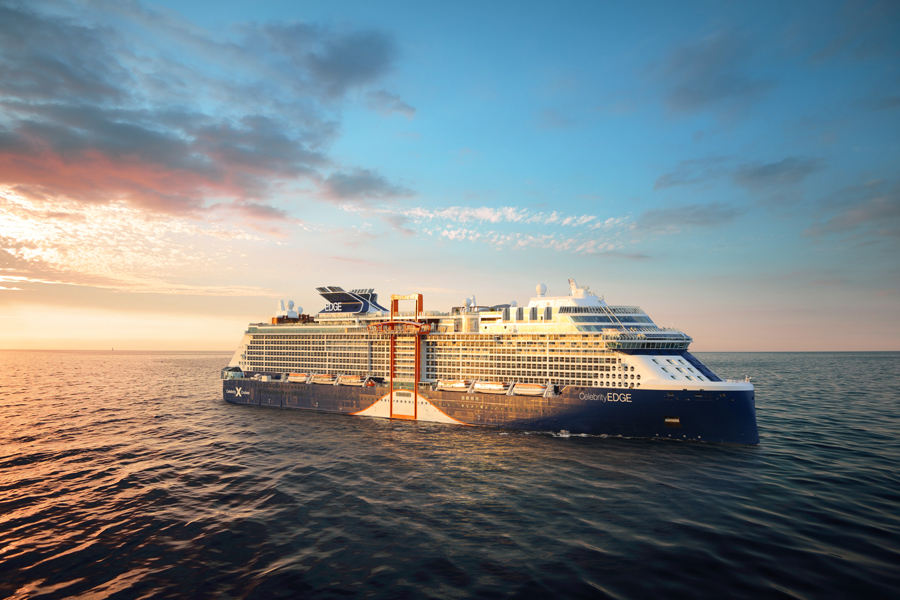 Kryssningsfartyget Celebrity Edge ute till havs.