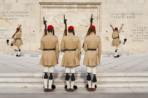 Vaktbyte vid parlamentet på Syntagmatorget i Aten, Grekland.
