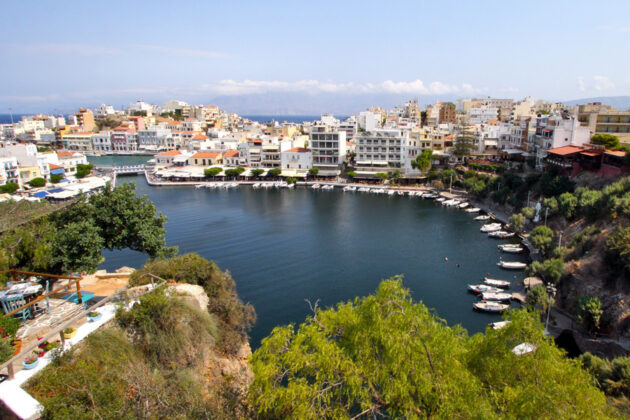 Vy över den lilla staden Agios Nikolaos på Kreta, Grekland.