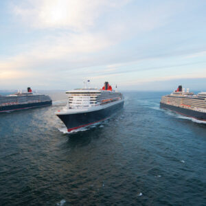 Tre av Cunards fartyg, bredvid varandra ute till havs.