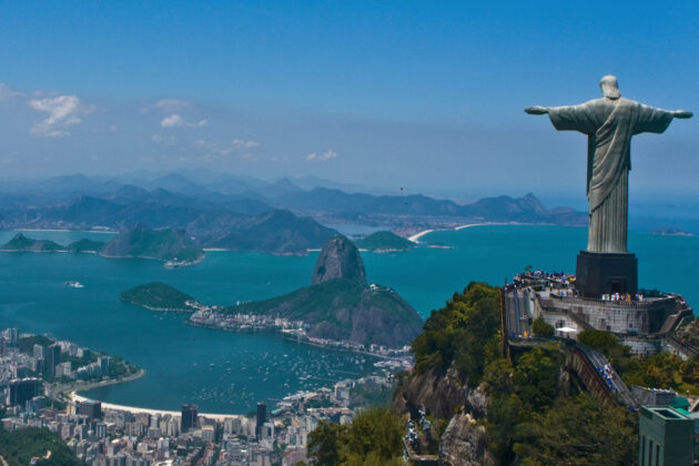 Jesusstatyn på Mount Crocovado och Sockertoppen i Rio de Janeiro, Brasilien.