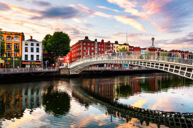 Ha'Penny Bridge i Dublin, Irland.