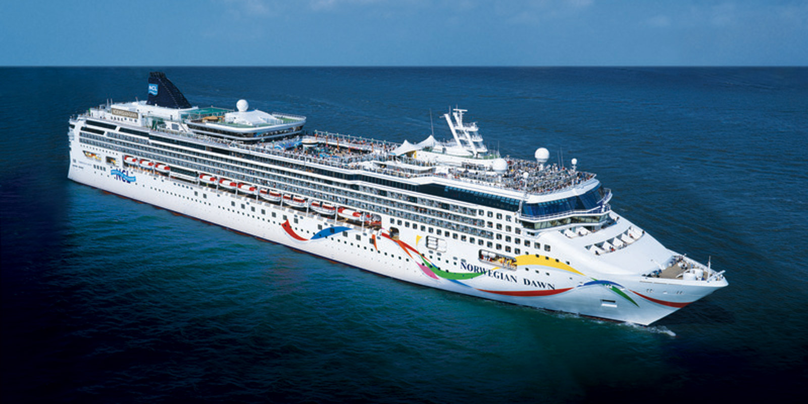 Norwegian Cruise Lines fartyg Dawn, ute till havs.