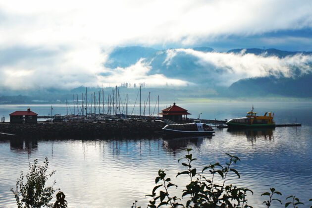 Småbåtar i en liten hamn i Saguenay, Kanada