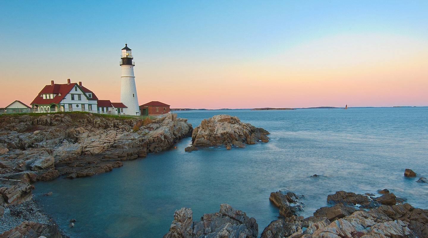 En fyr längs kusten i Nova Scotia, Kanada.