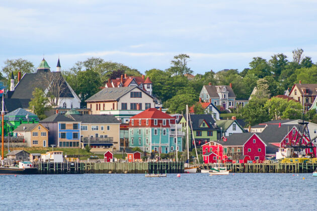 Färgglada hus längs vattnet i Lunenburg, Nova Scotia
