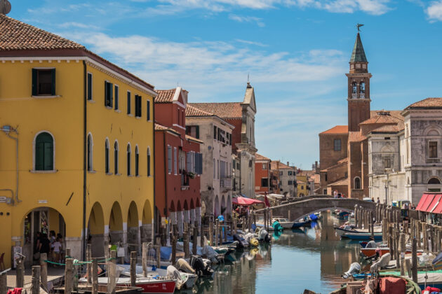 Kanal och färgglada hus i Chioggia, Italien
