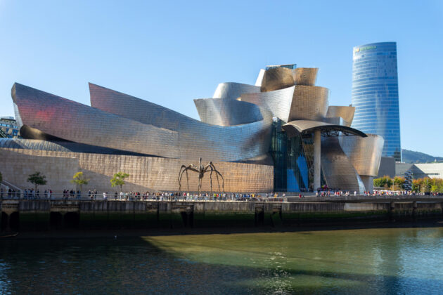 Det spektakulära Guggenheim-museet i Bilbao, vid floden Nervion.