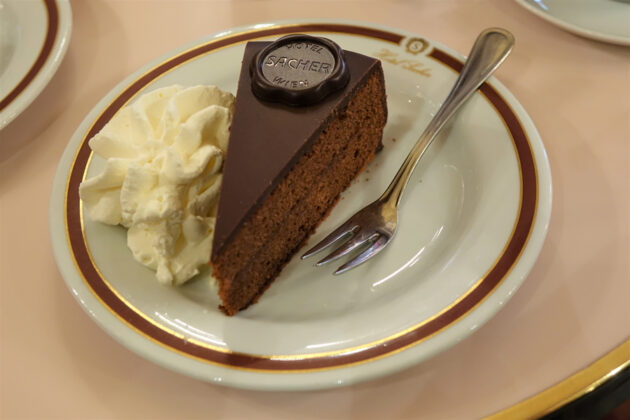 Sachertorte med en klick grädde på ett café i Wien.
