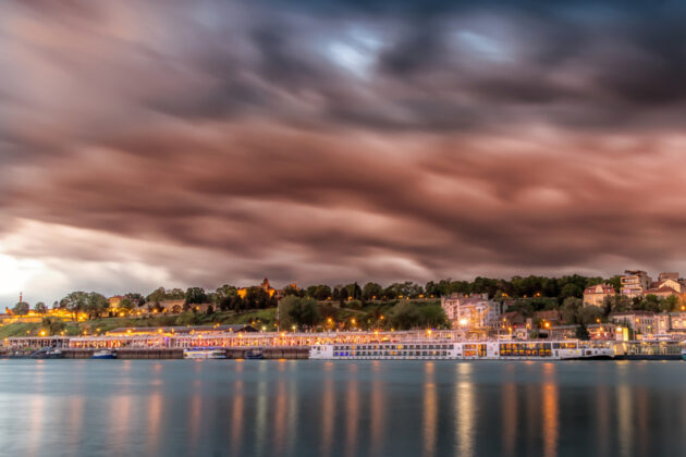 Kvällsljus över Donau i Belgrad, Serbien.